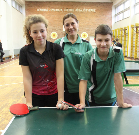 Stalo tenisą žaidžia ir jauni, ir suaugę