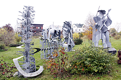 Botanikos sode derins skardą ir akmenį