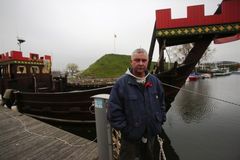 Kapitonas nuo skolų spruko per audrą