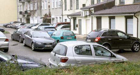 Pinigai byrės ir iš daugiabučio kiemo