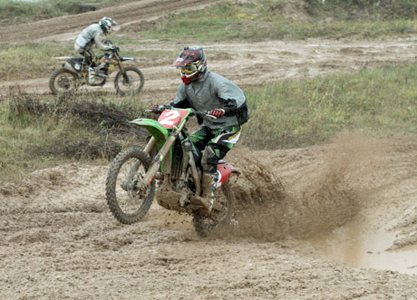 Motokrosininkai nardė purvo voniose