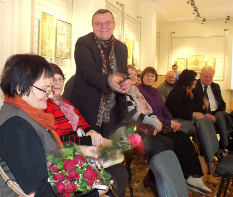 Tautodailinkės paveiksluose  – ne liūdni kryžiai