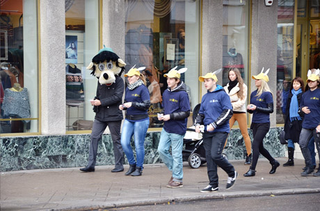 Vilkų ir zuikių akcija – autobuse