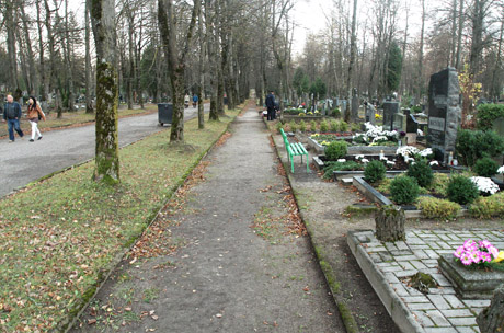 Neprižiūrimos kapavietės: leisti laidoti kitus ar laukti?