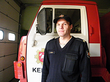 Pareigūnas iš gais­ro iš­ne­šė kai­my­nę