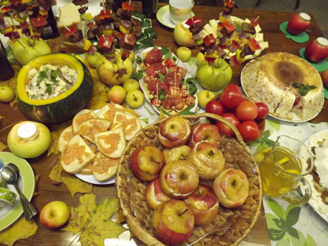 Stalus nuklojo patiekalai iš obuolių