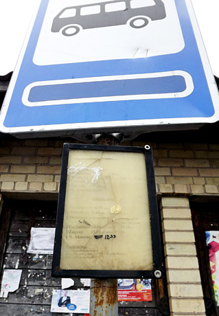Autobusų stotelėje – neįskaitomi užrašai