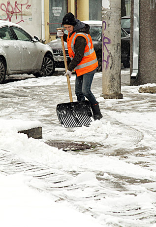 Sniegas kelininkus žadino ir ankstų rytą