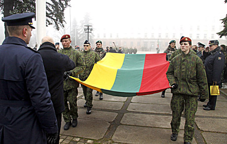 Kariuomenės dieną minėjo paradu, salvėmis ir apdovanojimais