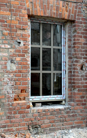 Menų fabrike be stogo dedami langai