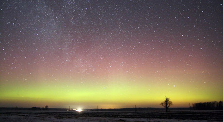 Kunigas stebi ir fotografuoja dangų