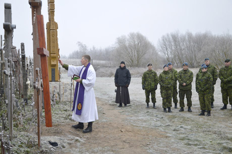 Kryžių kalne pastatytas ir kanadiečių kryžius