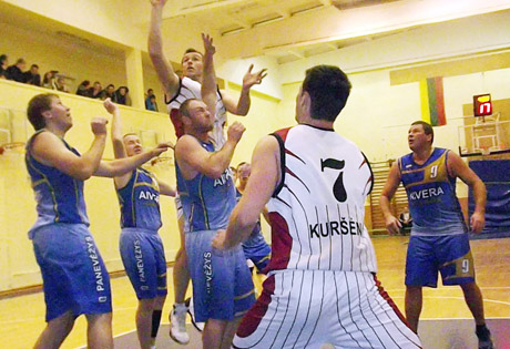 ai­mė­ję lie­ka to­se pačiose vie­to­se