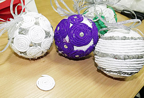 Kalėdų eglutei žaisliukų galima pasigaminti