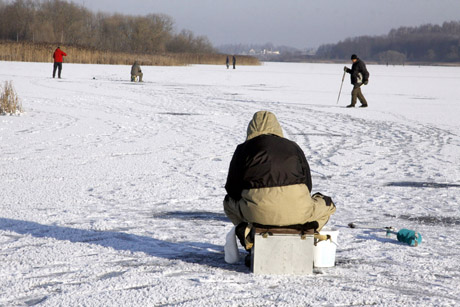 Žvejai žaidžia ne tik su žuvimi