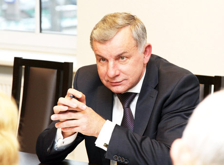 Ministras: „Negalite Dievo vyti į medį“