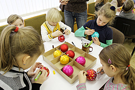 Vai­kų pie­ši­niai ant žais­liukų – už tai­ką Uk­rai­no­je