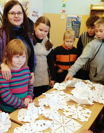 Seniūnė mokė karpyti snaiges