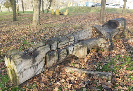 Moksleiviai padarė suolą