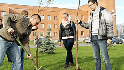 „Saulėtos šeimos“ parkelyje – 15 naujų liepaičių