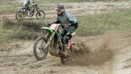 Motokrosininkai nardė purvo voniose