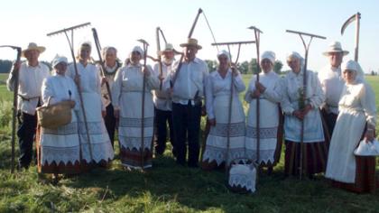 Folk­lo­ras by­lo­ja „Klė­čios“ dai­ni­nin­kų lū­po­mis