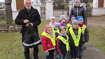 Liemenėmis aprengė darželinukus