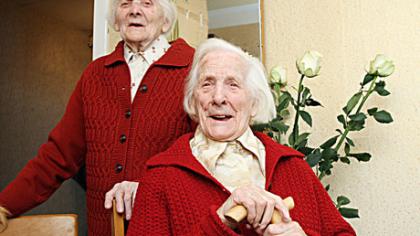 Šimtametė laisvalaikiu žaidžia kortomis