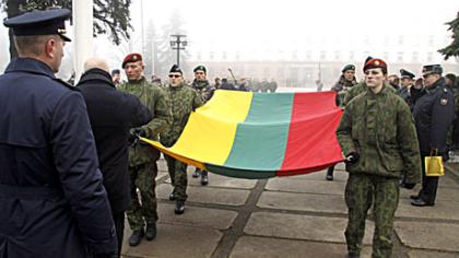 Kariuomenės dieną minėjo paradu, salvėmis ir apdovanojimais