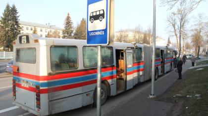 Kodėl stotelėje prie ligoninės nėra suoliuko?