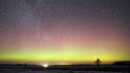 Kunigas stebi ir fotografuoja dangų