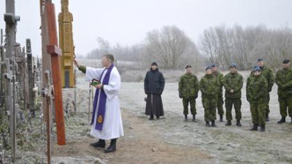Kryžių kalne pastatytas ir kanadiečių kryžius