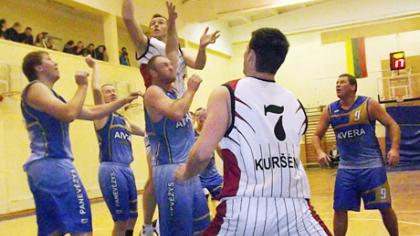 ai­mė­ję lie­ka to­se pačiose vie­to­se