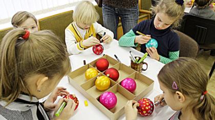 Vai­kų pie­ši­niai ant žais­liukų – už tai­ką Uk­rai­no­je