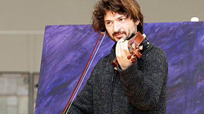 Argentinietis kalba smuiku ir potėpiais