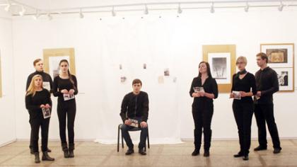 Sparnais apglėbę savo šiluma